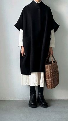 Japanese Style Outfits, Minimalist Girl, Medieval Peasant, Great Kilt, Boho Wear, Long Trench, Layering Outfits, Comfy Fashion, Japan Fashion