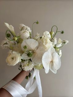 White Lilac Bouquet, White Orchids Bouquet, White Ranunculus Bouquet, White Ranunculus Boutonniere, Orchids Bouquet, White Orchid Bouquet, Chic Wedding Venues, Hydrangea Bouquet Wedding, Ranunculus Bouquet