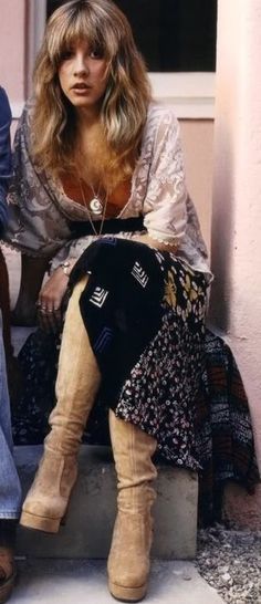 Stevie Nicks. Her full fringe is cut at lash length and tapered down to cheekbone length. Medium high forehead, oval face shape, wavy thick hair texture. 60s Girl, Stevie Nicks Style, Stevie Nicks Fleetwood Mac, Fashion 70s, Hippie Chick, Estilo Hippie, Mode Boho, Dress Sweater, I'm With The Band