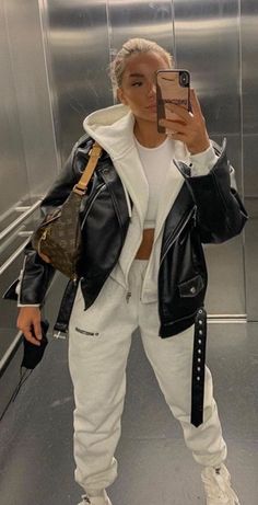 Stylizacje Kylie Jenner, Jogging Outfit, Mode Zara, Winter Fashion Outfits Casual, Cold Outfits, Leather Jacket Outfits, Midnight Sun, Looks Black