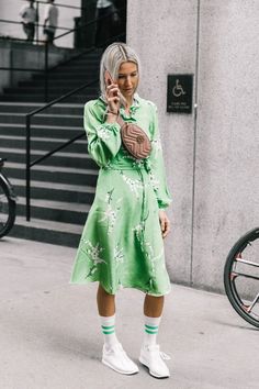 Cute Pastel Outfits, Bright Green Dress, Collage Vintage, Mode Casual, Looks Street Style, Trending Sneakers, Inspired Outfits, Sneakers Outfit, Casual Fall Outfits