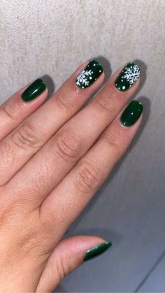 #nails #shellac #christmasnails #emerald #snowflakes #holidaynailart Green Nails With Snowflake, Green Snowflake Nails, Emerald Green Christmas Nails, Green Christmas Nail Ideas, Green Christmas Nail, Emerald Green Christmas, Green Christmas Nails, Snowflake Nail Design