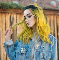 Brille. Trendy Haircuts Medium, Yellow Hair Color, Hair Color Crazy, Big Chop, Yellow Hair, Medium Hair Cuts