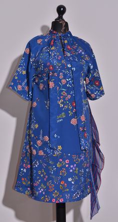 BNWT Desigual Womens Florence Blue Short Sleeve Dress Size 40 UK12 US6 Measurements: Pit to Pit: 50 cm / 19,7 inch Collar to hem: 85 cm / 33,5 inch  Please check all Size Details and Photos Shipping with tracking number We send item within 1-2 business day after payment Delivery time :    14-21 days for Europe 14-30 days for USA. Australia, Canada : 21-40 days  We have Return and Refund Policy. Any Questions please ask.... Happy bidding and good luck. Blue Cotton Tunic Dress, Blue Tunic Mini Dress For Spring, Blue Floral Print Mini Dress For Daywear, Blue Summer Workwear Dresses, Blue Floral Print Silk Dress, Blue Short Sleeve Mini Dress For Spring, Blue Silk Dress With Floral Print, Royal Blue Knee-length Dress For Spring, Blue Short Sleeve Dress For Daywear