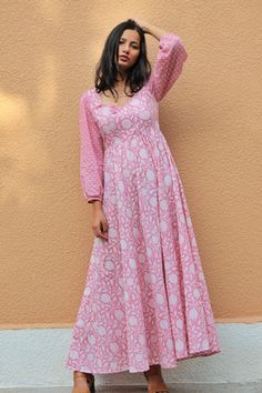 Sweetheart Neck Kurti, Puffed Sleeves Kurti, Sweetheart Neckline Kurti, Puff Sleeve Kurti, Saree Outfits, Ethnic Print Dress, Pastel Maxi Dresses, Blush Floral Dress, Simple Kurtis