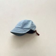 3色のデニムキャップ🧢🧢 丸みのあるシルエットは 子どもらしくて可愛い印象です🐼 « color » light blue / blue / dark blue « size » one size (48-50cm) ▽こちらの商品は【予約商品】の為15~21営業日での発送目安となります。 ▽発送状況により、お日にちが前後する可能性がございます。 ▽発送が完了しましたらショップのご登録メールアドレスに発送通知メールが送信されますので、そちらからご確認下さい。 ━━━━━━━━━━━━━━━━━━━━━ 必ずサイト内の【NOTICE】ページにある「当ショップの注意事項」をよく読んでから、ご購入をお願い致します。 ※お取り寄せ状況によっては、在庫を確保できないばあいぎございますので予めご了承くださいませ。 ━━━━━━━━━━━━━━━━━━━━━ KOHANA.SHOP公式Instagramはこちら Spring Blue Denim Baseball Cap, Blue Denim Baseball Cap With Curved Brim, Spring Denim Flat Cap, Everyday Denim Hats One Size Fits Most, Trendy Washed Blue Hat, Summer Denim Blue Baseball Cap, Spring Adjustable Medium Wash Baseball Cap, Adjustable Denim Cap, Medium Wash Denim Baseball Cap With Curved Brim