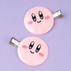 This flat hair clip set features Kirby's cute and puffy face! It can hold your bangs firmly in place without leaving any marks. You can wear it while washing your face or doing your makeup. Clip size: Approx. 50 mm x 38 mm Set includes 2 x hair clips Puffy Face, Waddle Dee, Kirby Nintendo, Washing Your Face, Dream Land, Flat Hair, Kawaii Shop, Stationery Items, Wash Your Face