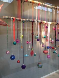 there are many ornaments hanging in the window