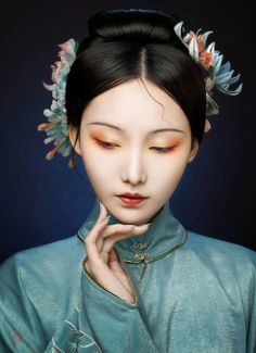 Japanese Portrait, Peking Opera, Chinese Artwork, Back Painting, Portrait Sculpture, Year Of The Dragon, Portrait Inspiration, Model Poses, Female Portrait