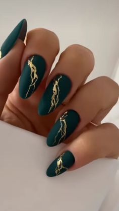 17 Gorgeous Green Fall Nail Ideas for 2023: Embrace the Natural Charm! - thepinkgoose.com Emerald Nails, Dark Green Nails, Dark Nails, Manicure Y Pedicure, Matte Nails