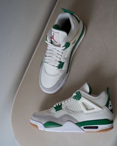 Nike SB x Air Jordan 4 Pine Green Entdecke den Jordan 4 SB Pine Green - Der Klassiker für Basketball und SkateboardingEs ist heutzutage selten, dass ein Klassiker wie der Jordan 4 neu aufgelegt wird und dabei wie eine Bombe einschlägt. Dieser Sneaker vereint die beiden erfolgreichsten Standbeine von Nike, nämlich Basketball und Skateboarding, in einem einzigen Schuh.Wenn du dich mit der Kreativität und dem Ausdruck dieser beiden Sportarten identifizieren kannst und dies auch durch deine Sneaker Jordan 4 Men, Nike Sb X Air Jordan 4, Jordan 4 Sb Pine Green, Pine Green, Jordan 4 Pine Green, Air Jordan 4, Supreme Shoes, Air Jordan Retro, Sneakers Street Style