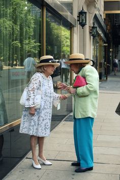 A lei piacciono soltanto i film che finiscono bene, le storie d’amore che la fanno tornare in stanza contenta, non come all’opera, dove «muoiono tutte dicendo cose che mi fanno piangere come una fontana». Old Lady Fashion, Advanced Style, Ageless Style, Ageless Beauty, Old Lady, Young At Heart, Aging Beautifully, Aging Gracefully, Growing Old