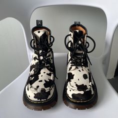 Cow Shoes, Summer Grunge Outfits, Female Boots, Country Cow, Women's Motorcycle Boots, Women Motorcycle, Boots Patterns, Diy Vetement, Boot Print