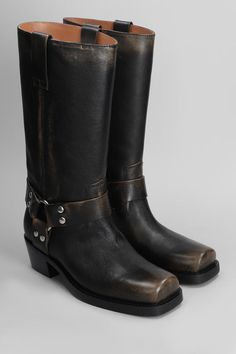 Roxy Boot texan Ankle boots in black leather, almond toe, pull tab on backside, ring detail, 40 mm heel, leather sole, 100% leather, Made in ItalyGender: WomenMaterial: LEATHERColor: BlackMade in: FRProduct ID: 402699_PX662XLTHB*Import tax/duty will be calculated at checkout (If applicable) Roxy Boots, Fendi Wallet On Chain, Rodeo Fashion, Zegna Shoes, Italian Shoes, Closet Inspiration, Croc Leather, Versace Belt, Paris Texas