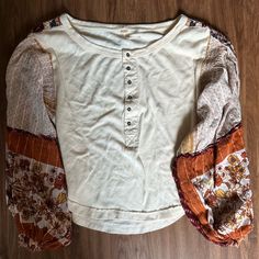 Brand New Without Tags Free People Boho Printed Sleeve Top. Oversized Lightweight Sleeve. Elastic Like Enclose Around Wrists. Button Henley Like Body. Excellent Conditon. Size Xs Festival Cotton Tops With Buttons, Cotton Festival Tops With Buttons, Cream Bohemian Top For Fall, Bohemian Brown Tops With Buttons, Bohemian Festival Tops With Buttons, Bohemian Style Festival Tops With Buttons, Bohemian Cream Top With Buttons, Bohemian Cream Tops With Buttons, Casual Festival Tops For Fall