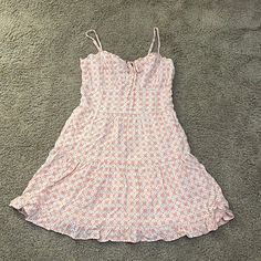 Hollister Light Pink Dress With Orange And White Flower Design With Ruffles Size M. This Dress Still Has The Tags On It And Has Never Been Worn So It’s In Great Condition!! Casual White Lace Dress, Green Sweater Dress, Lace Dress Casual, Bohemian Tunics, Hollister Dresses, Lace Halter Dress, Light Pink Dress, Mini Sundress, Ribbed Mini Dress