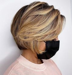 Short Hair with Highlighted Side Bangs Hair Color For Dark Skin Tone, Hair Colors For Dark Skin, Short Blue Hair, Short Brunette Hair, Hair Color For Dark Skin, Short Hair Highlights, Hair Highlights And Lowlights, Chic Short Hair, Short Dark Hair