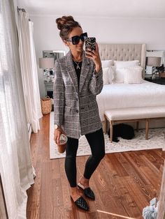 Leather Leggings Outfit Work, Plaid Blazer Outfit Women, Navy Leggings Outfit, Leather Leggings Outfit Fall, Leggings Work Outfit, Navy Blazer Outfits, Plaid Blazer Outfit, Faux Leather Leggings Outfit, Leather Leggings Outfit