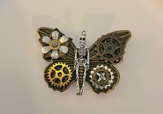 Handmade butterfly shaped steampunk barrette, decorated with recycled watch parts and fake gears. 2 3/8 x 1 5/8 inches. Metal alloy with stainless steel French style hair clip. Cyberpunk Accessories, Steampunk Butterfly, Recycled Watch, Gift Idea For Women, Handmade Butterfly, Style Français, Watch Parts, Steampunk Jewelry, Butterfly Shape