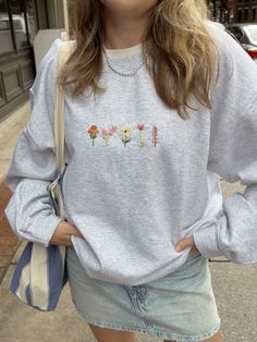 Elevate your cozy wardrobe with our pink flower embroidered crewneck that pairs beautifully with any bottom - from jeans to skirts! Add it to your collection today!  Available in two colors: white and gray  Regular AND plus sizes available: Small-4XL  #embroideredflowers #etsyembroidery #etsysmallshop #flowerembroidery #smallbusinesscheck #supportsmallbiz #summerbag #supportsmallshops #summeroutfits #farmersmarket Sweaters With Embroidery, Floral Embroidery Sweatshirt, Flower Embroidered Hoodie, Sweatshirt Patches Ideas, How To Embroider Flowers On Sweater, Patch Crewneck Diy, Sweatshirt Back Design, Floral Embroidery Ideas, Stuff To Embroider