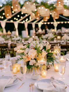 Tented wedding reception tablescape ideas for tropical wedding with hanging baskets and greenery over dancefloor at the Islander Resort in the Florida Keys. Island Wedding Table Decor, Florida Wedding Aesthetic, Tommy Bahama Wedding, Tropical Destination Wedding Decor, Tropical Beach Wedding Decorations, Destination Wedding Florals, Tropical Romantic Wedding, Beach Wedding Reception Ideas Outdoors, Rincon Beach Club Wedding