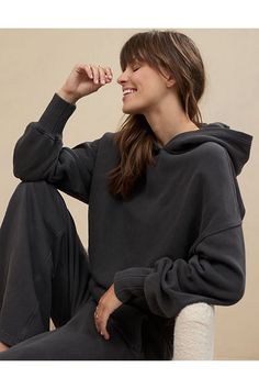 Lightweight & ultra-comfy Real Good Everyday fleece/The coziest brushed inside (so you'll never want to take it off!)/Trim deets on cuffs & hem/Accessibility deets: over-the-head access for easier on/off Aerie Clothing, Aerie Leggings, Large Hats, Cool Stuff, The Cool, Cropped Hoodie, Dream Wardrobe, Women's Jeans, American Eagle Outfitters