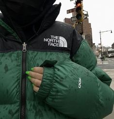 Green Puffer Jacket, Green Puffer, Fire Fits, Cool Fits, Winter Fits, Winter Aesthetic, The Trend, Looks Style, North Face Jacket