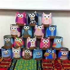 there are many colorful owls on the table