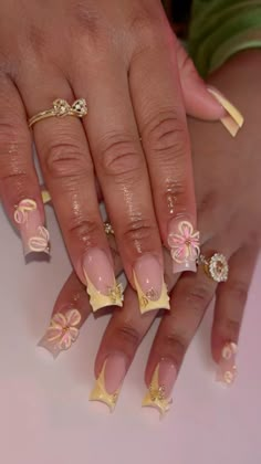 Pink And Gold Flower Nails, Gold And Pink Nails, Gold Nails French, Summer French Tips, Blue And Yellow Nails, Pink And Yellow Nails, Pink And Gold Nails, Acrylic Nails Pretty, Acrylic Nails Simple