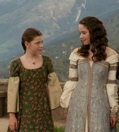 Lucy Pevensie Prince Caspian, Chronicles Of Narnia Costume, Chronicles Of Narnia Lucy, Susan And Lucy, Lucy Narnia, Narnia Dresses, Narnia Lucy, Narnia Costumes, Hunting Dress