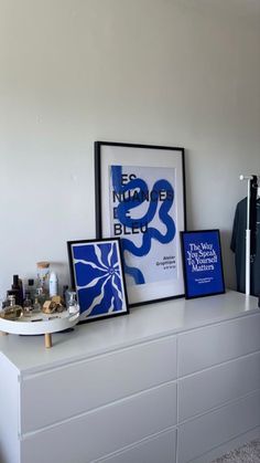 Blauwe posters van desenio met een tekst erop en met een smiley en abstracte kunst. Verder zie je nog een deel van mijn kledingrek en mijn lade kast. Navy Blue Rooms, Dark Blue Rooms, Desenio Posters, Blue Room Decor, Poster Inspiration, College Apartment Decor, Room Ideas Aesthetic, Aesthetic Rooms, Apartment Decor Inspiration