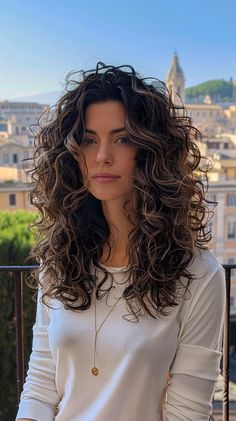 Discover your next signature style with these stylish medium-length layered haircuts for women. Trendy Layered Haircuts, Layered Curly Haircuts, Haircuts For Ladies, Layered Haircuts For Women, Layered Curly Hair, Natural Wavy Hair