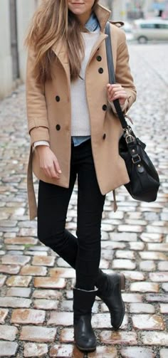 neutrals Tan Jeans, Mode Tips, Walking Down The Street, Cooler Look, Camel Coat, Black Outfits, Mode Inspo, Fall Winter Style, 가을 패션