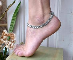 Check out our Shell Charm Anklet! This anklet features a silver chain with beautiful seashell beads, and provides comfortable ankle support for women surfers. Whether you're catching waves or strolling along the beach, this seashell anklet bracelet will add a touch of beachy charm to your look. Made of german silver. 𝙊𝙏𝙃𝙀𝙍 𝙄𝙉𝙁𝙊𝙍𝙈𝘼𝙏𝙄𝙊𝙉 * Packed with care in a textile bag. * Shipping options information: https://etsy.me/3xg1ZqX 𝙈𝙊𝙍𝙀 𝙁𝙍𝙊𝙈 𝙐𝙎 * Back to the shop: https://www.bysinuhe.etsy.com * More LIKE THIS : https://www.etsy.com/es/shop/BySinuhe?section_id=20121707 𝙁𝙊𝙇𝙇𝙊𝙒 𝙐𝙎 * IG: @by_sinuhe * IG: @bysinuhe_wear ---------------------------------------------- * All images are copyrighted by Sinuhe. All rights reserved ----------------------------------------- Summer Beach Anklets With Silver Beads, Silver Anklets With Silver Beads For Beach, Handmade Silver Anklets For The Beach, Silver Ankle Wrap Jewelry For Beach, Adjustable Silver Bead Anklet For Festivals, Silver Anklets With Beads For Beach, Bohemian Silver Beaded Anklets For Beach, Silver Ankle Wrap Bracelets For Beach, Adjustable Silver Beaded Anklet For Festivals