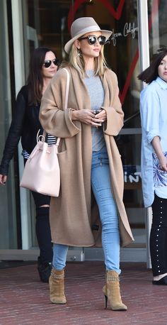 50 Ways to Update Your Look This Spring Rosie Huntington Whitely, Walking Down The Street, Nicole Richie, Cooler Look, Rosie Huntington Whiteley, Celebrity Street Style, Thanksgiving Outfit, Gwen Stefani, Dakota Johnson