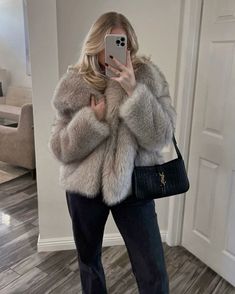 Cozy vibes only in this ultra-soft faux fur jacket – the perfect essential #fauxfur #fallfashion #winterfashion #cozystyle #chiclayers #fashioninspo Grey Fur Coat Outfit, White Fur Coat Outfit, Winter Cold Outfits, 10 Winter Outfits, Fur Jacket Outfit, Fur Outfit, Grey Fur Coat, Winter Coat Outfits