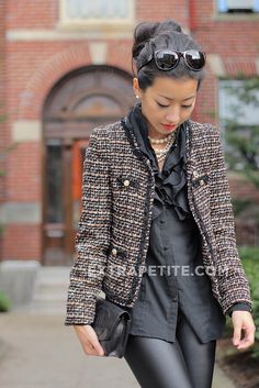 Tweed Jacket Pairing Chanel Jacket Outfit, Boyfriend Jeans Kombinieren, Tweed Jacket Outfit, Chanel Style Jacket, Chanel Tweed Jacket, Mode Tips, Extra Petite, Mode Chanel, Chanel Style