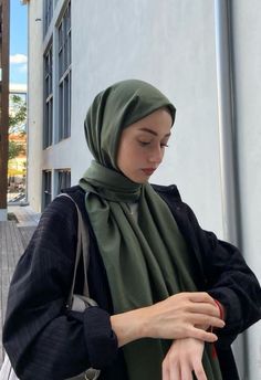 Green Hijab Aesthetic, Hijab Outfit Aesthetic, Aesthetic Hijabi, Hijab Trend, Top Ootd, Photo Hijab, Turban Hijab