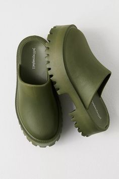 Retro Classic Outfit, Bae Platform Mules Outfit, Upcoming Fashion Trends, Clogs And Mules, Funky Shoes, Platform Mules, Shoe Inspo, Swag Shoes, Green Shoes