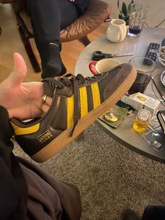 Adidas samba yellow brown Brown Samba Adidas, Adidas Brown Shoes, Adidas Samba Yellow, Brown Samba Outfit, Adidas Samba Brown, Yellow Brown Aesthetic, Yellow Sambas, Yellow Samba, Sambas Outfits