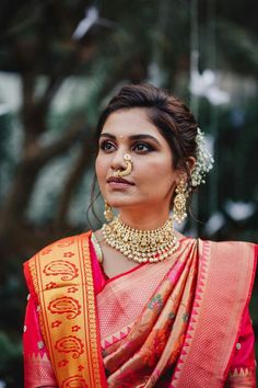 Beautiful Maharastian Wedding Outfit Idea :- WanderlustFashion Bridal Jewelry Ideas, Floral Saree, Bridal Shower Outfit, Bridal Poses, Indian Bridal Wear, Bridal Jewellery Indian, Indian Wedding Outfits