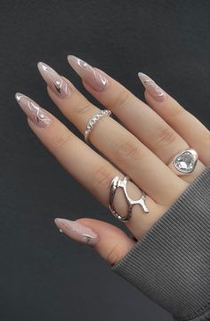 Nails aesthetic Aesthetic Silver Nails, Nails Asthetics Ideas, Silver Nails Aesthetic, Nails With Silver Design, Chrome Nails Silver, Silver Chrome Nails, January Nail Designs, January Nails, Nails Aesthetic