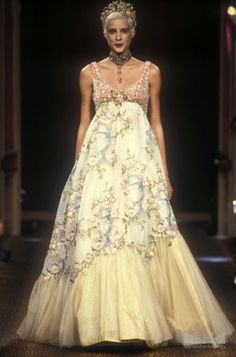 Winter Couture, Jackie Onassis, 90s Runway Fashion, Runway Fashion Couture, Mid 90s, 90's Fashion, 1990s Fashion, Couture Mode, Christian Lacroix