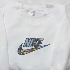 The Lakers x Nike Embroidered Shirt is the perfect blend of sporty and stylish. Made from premium materials, it boasts intricate embroidery of the iconic Lakers logo, showcasing your love for the team. The shirt’s comfortable fit and breathable fabric make it ideal for game nights or casual outings. With its durable construction, this shirt is designed to withstand regular wear and tear. Add a touch of NBA flair to your wardrobe with this must-have piece. Stay warm and show off your team spirit with the NBA Sports Embroidered Hoodie. Crafted from a soft and cozy blend of fabrics, this Nike Embroidered Sweatshirt, Hoodie Design Ideas, Nike Inspired, Best Family Gifts, Shirts Nike, Cute Nike Outfits, Custom Nike, Cute Nike, Gifts For Sports Fans