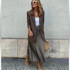 High Elastic Waist S Dark Gray Blazer And Long Dress Outfit, Zara Formal Skirt For Spring, Elegant Zara Skirt For Brunch, Zara Casual Knee-length Skirt, Blazer With Skirt Outfits, Estate Soft, Taupe Outfit, Satin Skirt Outfit, Rok Outfit