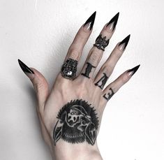 Gothic Nails Wedding, Black Claws Nails, Goth Nail Inspo Acrylic, Minimal Goth Nails, Chrome Goth Nails, Cat Claw Nails Designs, Goth Wedding Nails For Bride, Trad Goth Nails, Elvira Nails