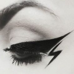 Creative Eyeliner, Eyeliner Styles, Best Eyeliner, Colored Eyeliner, How To Apply Eyeliner, Edgy Makeup, Goth Makeup