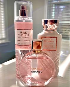 Produtos, marca Chanel! Layering Combos Perfume, Perfume Layering, Perfume Hacks, Koleksi Parfum, Fragrance Lab, Chanel Chance, Fragrances Perfume Woman, Perfume Collection Fragrance, Bath And Body Works Perfume