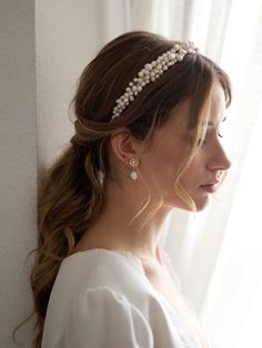 Diadema elaborada con perlas de diferentes tamaños. Tiene un grosor de unos 3cm aproximadamente, que disminuye hacia los extremos. Elaborada íntegramente en nuestro taller. Las perlas son tendencia total para novias, y actualmente muchos vestidos llevan detalles de perla. Esta diadema es perfecta para combinar, ya sea con el pelo suelto o con coleta. Le da un aire muy romántico a tu look de novia, y queda perfecta combinada con los pendientes Capri Bride Hairstyles, Dream Wedding Dresses, Wedding Makeup, Braided Hairstyles, Braids, Dream Wedding, Makeup