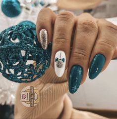 Stylish Christmas Nails, Christmas Nail Art Blue, Blue Christmas Nail Art, Nails December 2022, Winter Nails 2022 Trends Acrylic, Noel Nail Art, Christmas Nails 2022 Trends, Blue Nails Christmas, Blue Xmas Nails